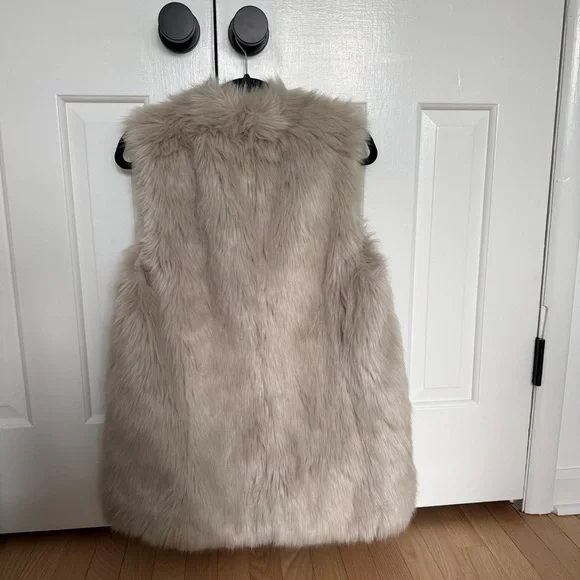 NWOT Banana Republic Faux Fur Vest - Picture 4 of 4